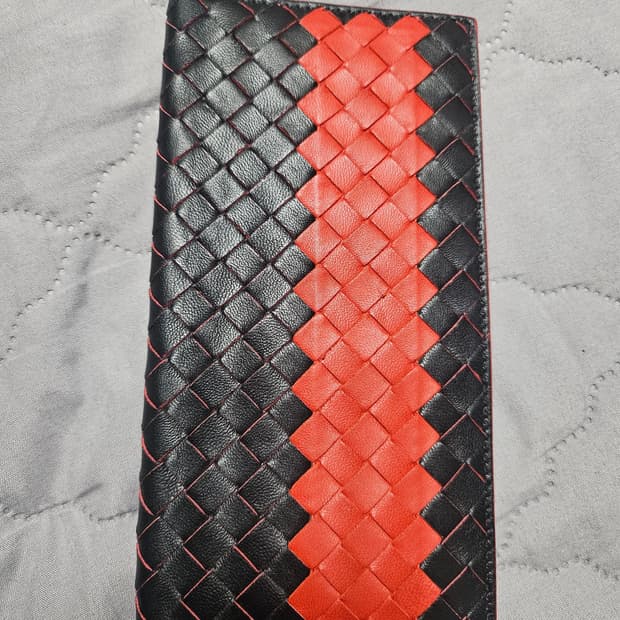 보테가 장지갑 빨검  한정판