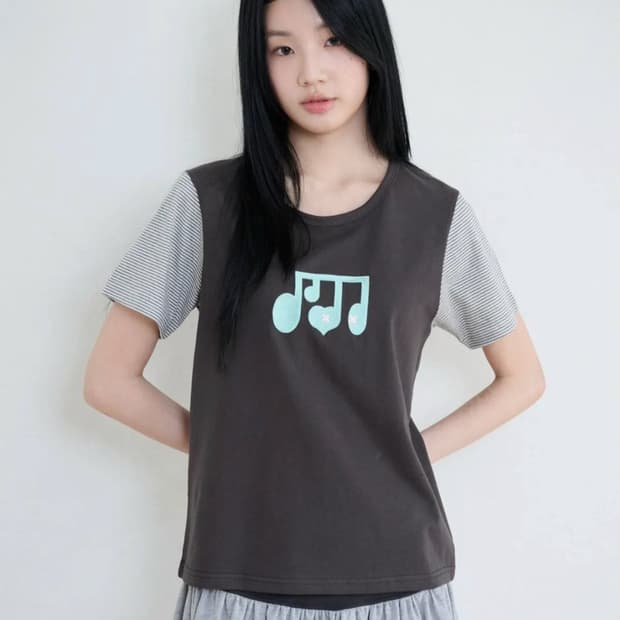 바우프 레이어드 멜로디 보트넥 티셔츠 차콜