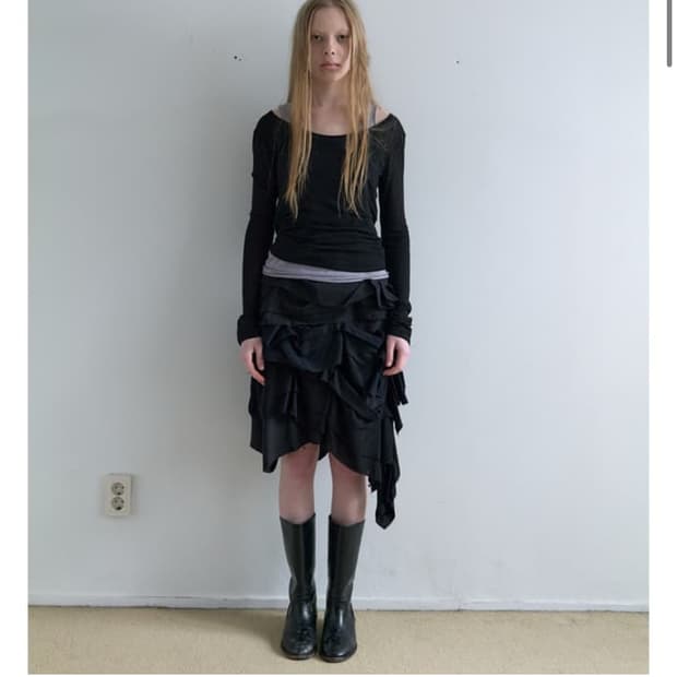 구해요)낫띵에브리띵 러플 미디스커트 블랙