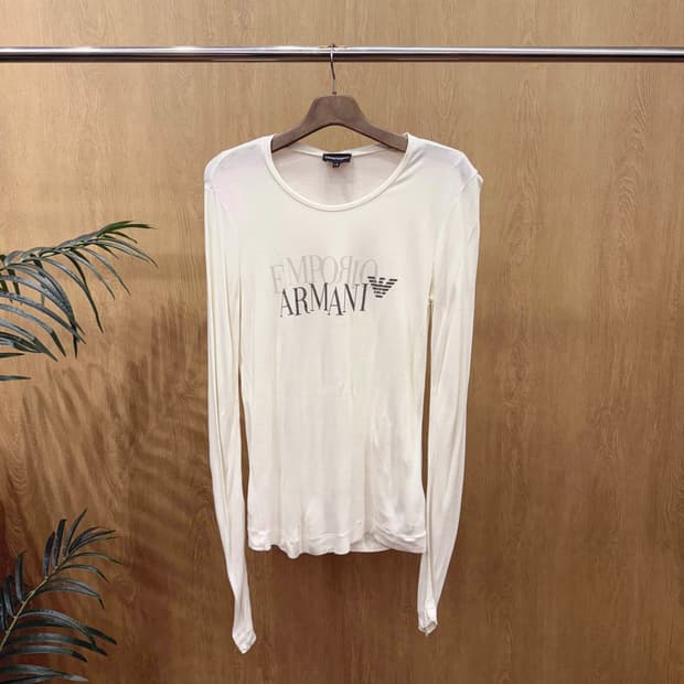 아르마니 익스체인지 레터링 로고 프린팅 긴팔 티셔츠 슬림핏 아이보리