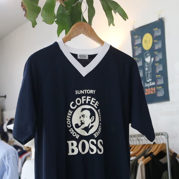 (착용컷) SUNTORY BOSS COFFEE 브이넥 반팔 티셔츠 100