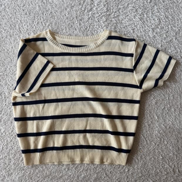 베이지 스트라이프 세미크롭 반팔니트
