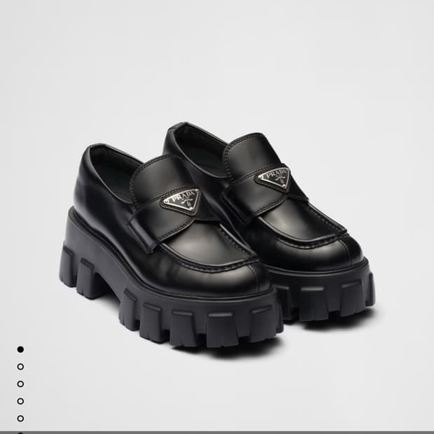 프라다 모놀리드 브러시드 로퍼