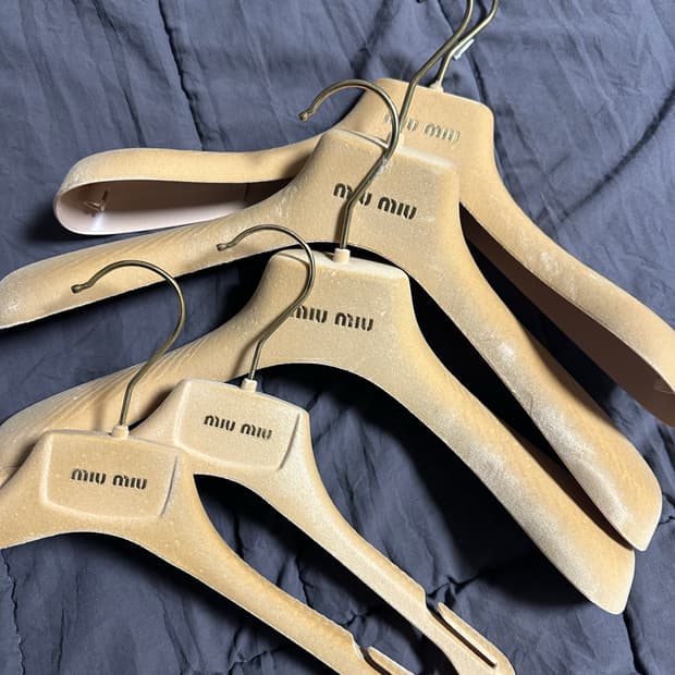 미우미우 옷걸이