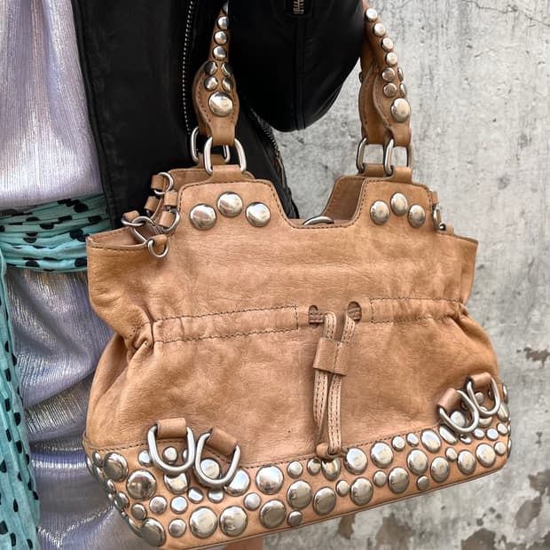 돔 스터드 브라운 셔링 레더백