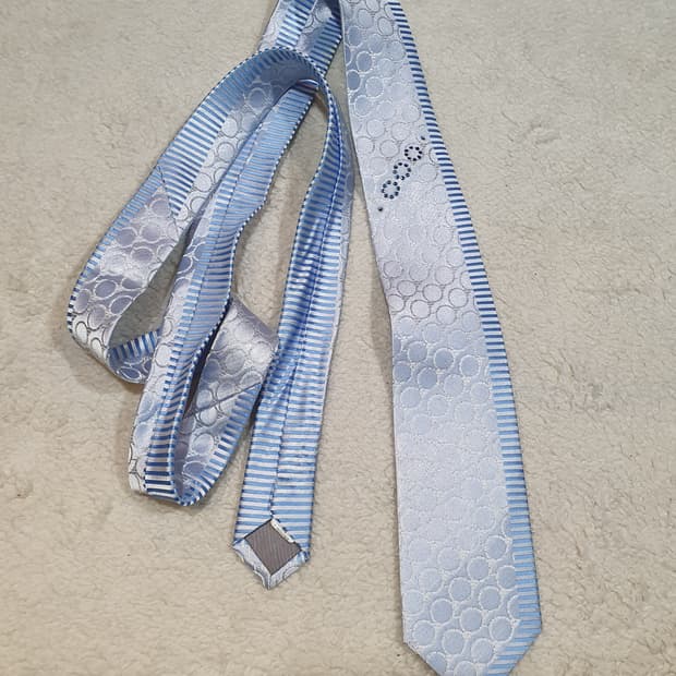 하늘색 패턴 정장 넥타이