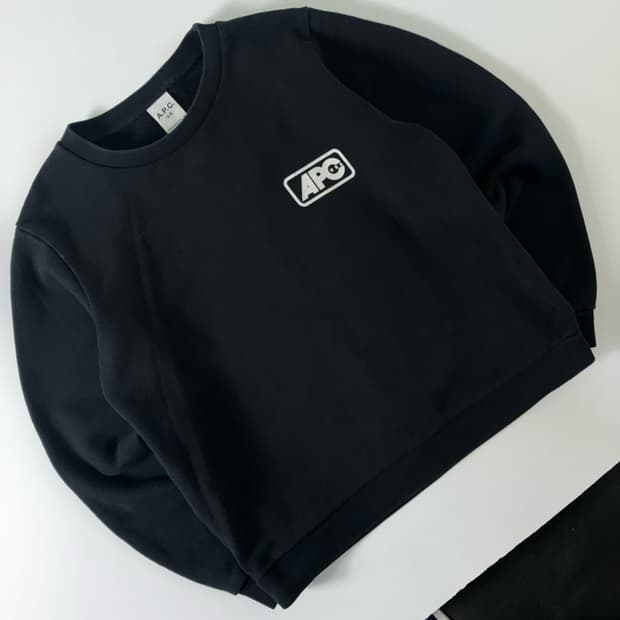A.P.C.  아페쎄 스펠아웃 블랙 맨투맨 
