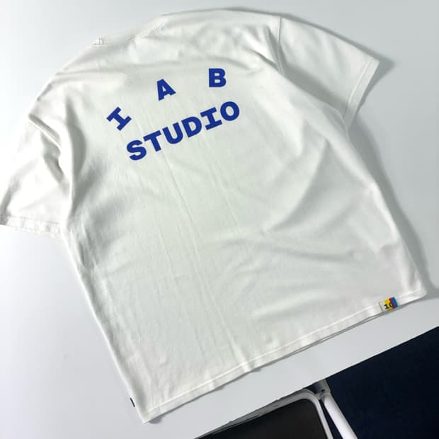IAB studio  아이앱스튜디오 스펠아웃 로고 화이트 반팔티