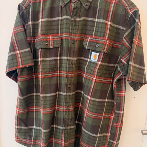 칼하트(Carhartt)의 그린 체크 반팔 셔츠