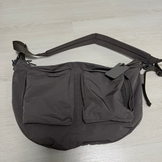 아미아칼바 바디백 그레이