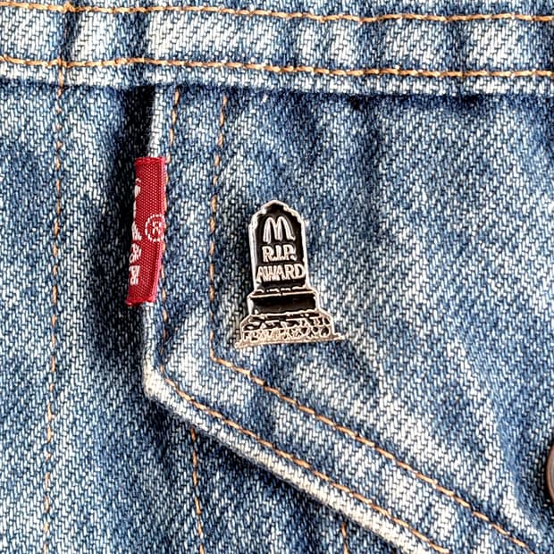 맥도날드 빈티지 크루 핀뱃지 라펠핀 ‘R.I.P. Award’