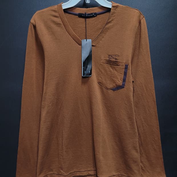 ZIO SONGZIO 지오송지오 포켓 자수로고 브이넥 셔츠(새제품급)