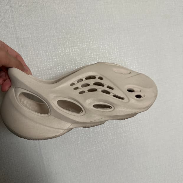 지디착용) 아디다스 이지 폼 러너 샌드 265