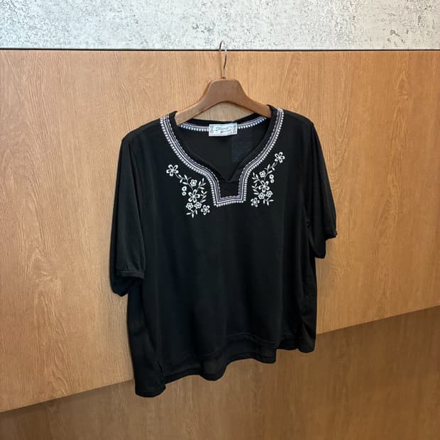 빈티지 반팔 티셔츠 에스닉 플라워 자수 브이넥 디테일 블랙 k250