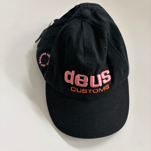 데우스 엑스 마키나 블랙 볼캡 새거