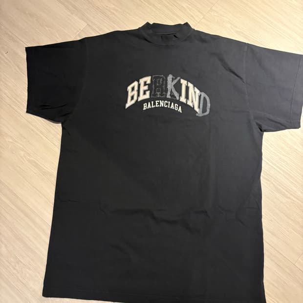 발렌시아가 Be Kind 크루넥 T-Shirt