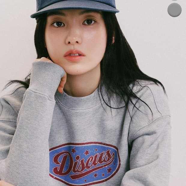 디스커스애슬레틱 우먼즈 크롭핏 오벌 로고 스웨트 셔츠