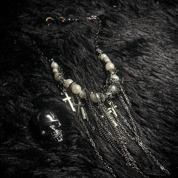 A pearl rayering necklace