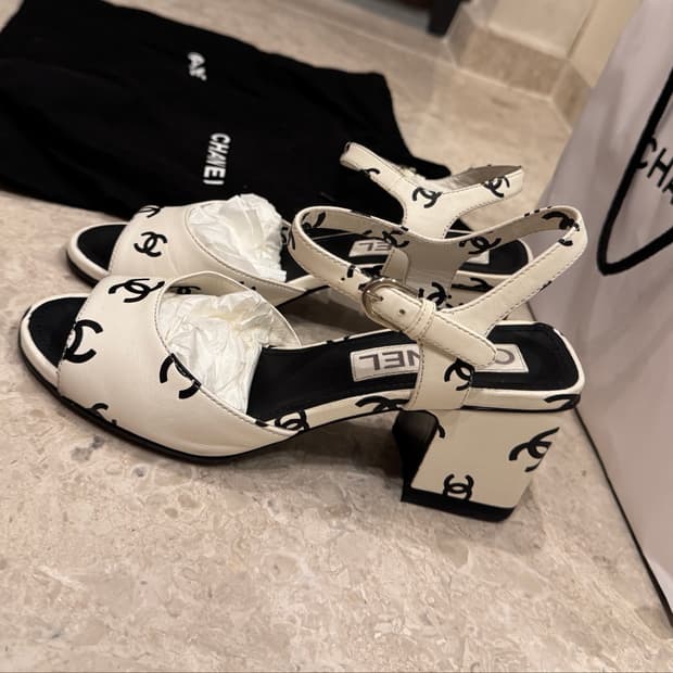 CHANEL 샤넬 CC로고 프린티드 램스킨 샌들 힐