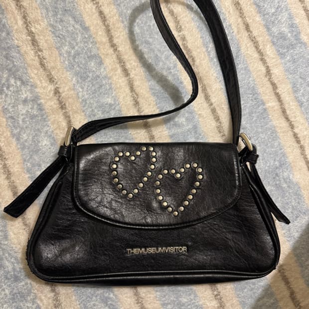 더뮤지엄비지터 하트 포인트 가죽 가방