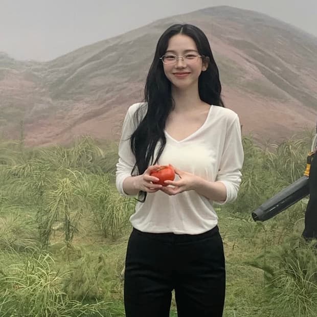 프로젝트 웨이브 딥 브이넥 티셔츠 카리나 착용