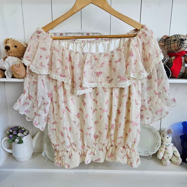 로즈 쉬폰 오프숄더 블라우스