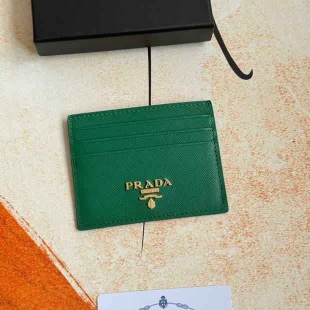 프라다 사피아노 레더 트라이앵글 로고 카드 지갑
