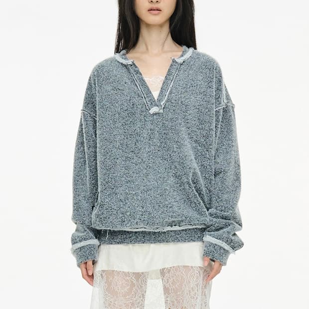 세릭 FURRY V-NECK SWEATSHIRT