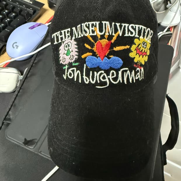 더뮤지엄비지터 볼캡