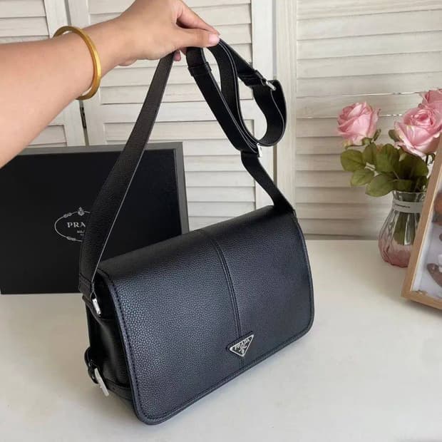 프라다의 가죽 숄더  메신저백
