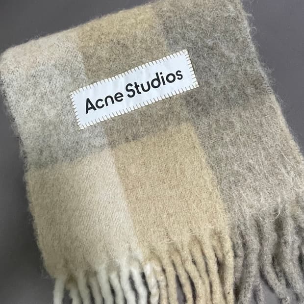 아크네스튜디오 모헤어 체크 머플러 화이트베이지