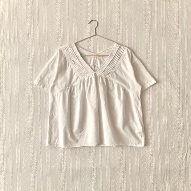 어스뮤직 화이트 레이스 핀턱 블라우스