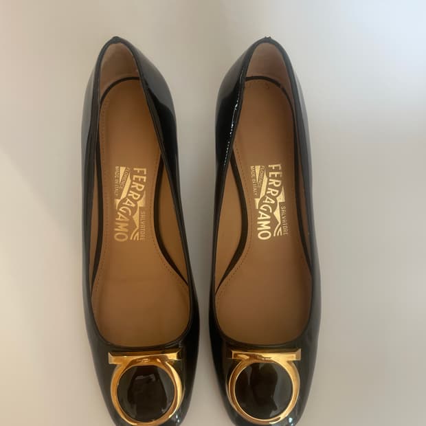 페라가모 네이비블루 간치니 펌프스