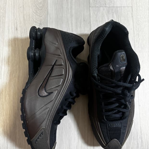 Nike Shox R4 "Off Noir Ironstone" 250