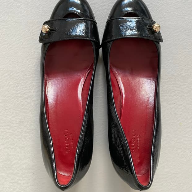 [구찌] 정품 블랙 페이턴트 금장 버튼 펌프스 (36.5 사이즈)