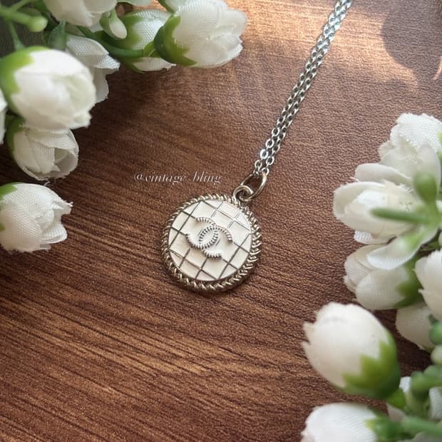 화이트) 샤넬 격자 그리드 패턴 로고 실버 목걸이