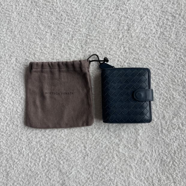 보테카베네타 네이비 반지갑