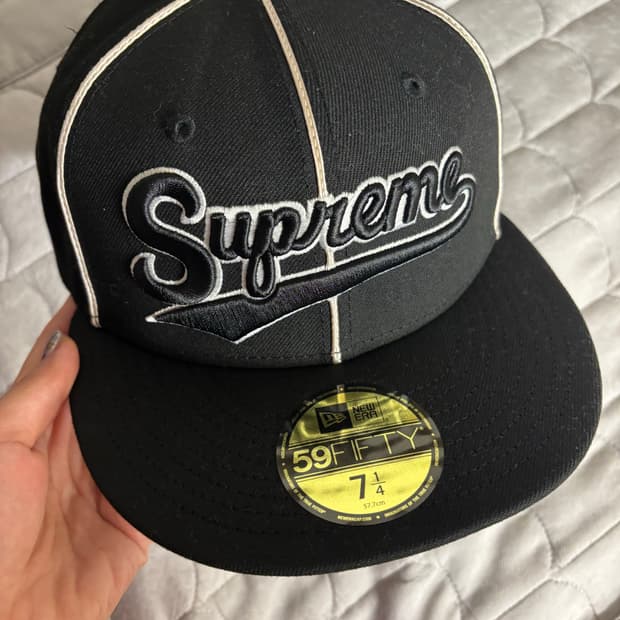 슈프림 파이핑 스크립트 로고 뉴에라 블랙 714사이즈