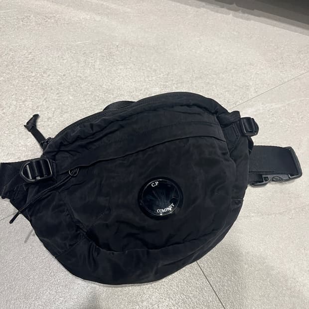 cp컴퍼니 렌즈 슬링백 블랙