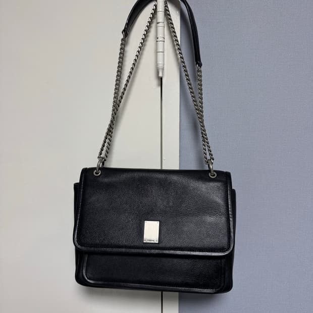 쿠론 조엘 블랙 체인 크로스백