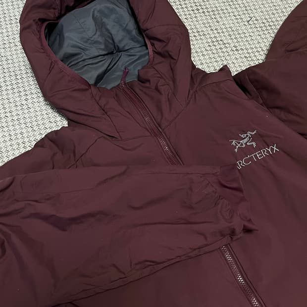 아크테릭스 아톰 후디 버건디