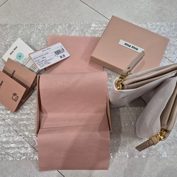 새상품))미우 미우 스몰 마테라쎄 나파 레더 월렛
