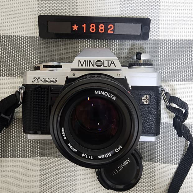 미놀타 X-300 필름카메라 1.4 단렌즈 실버바디