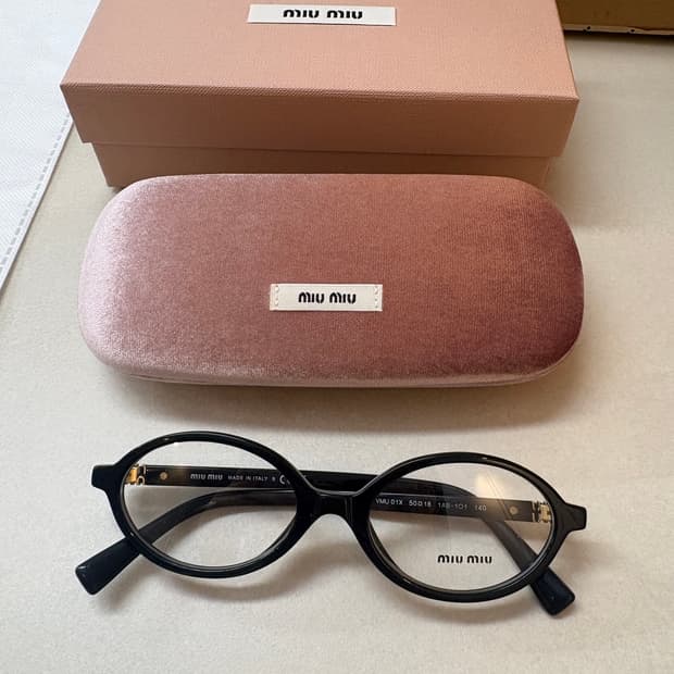 miumiu 01XV 로고 템플 오벌 안경 블랙