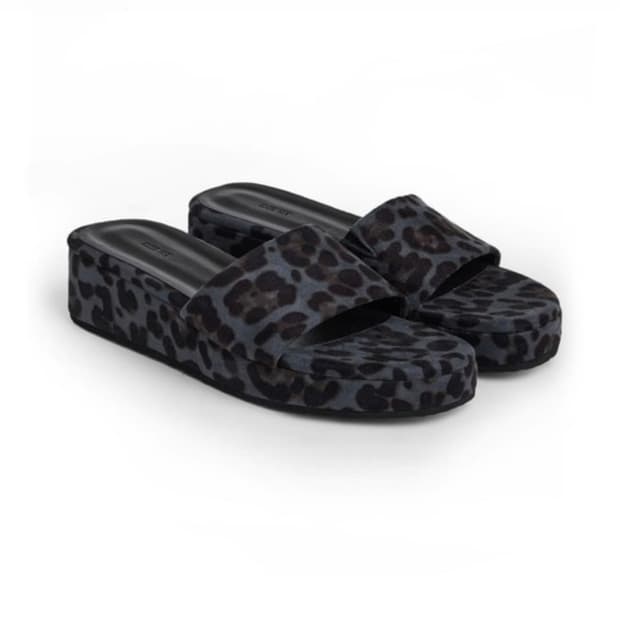 다이닛 DEINET SLIPPER IN NAVY LEOPARD