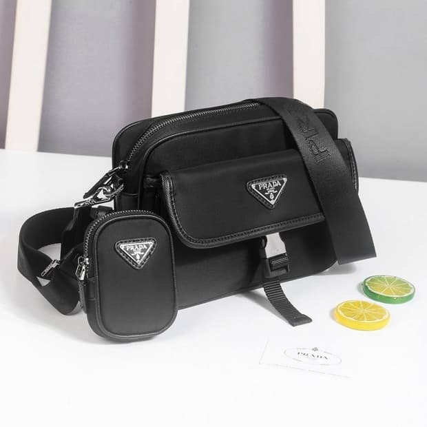 프라다(Prada)의 리나일론(Re-Nylon) 숄더백