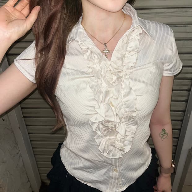 아이보리 프릴 블라우스