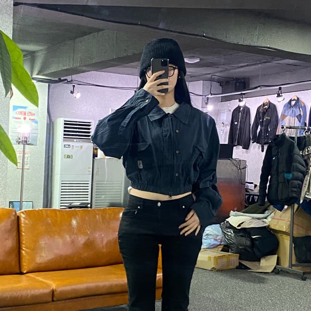 칼하트로고 크롭 리메이크 셔츠 B3185