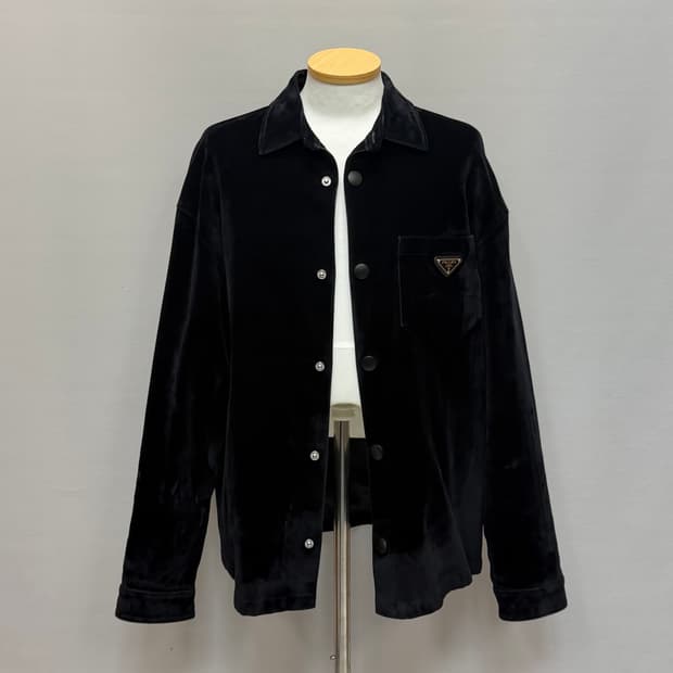 프라다  삼각로고 벨벳 오버셔츠 ( 105 )