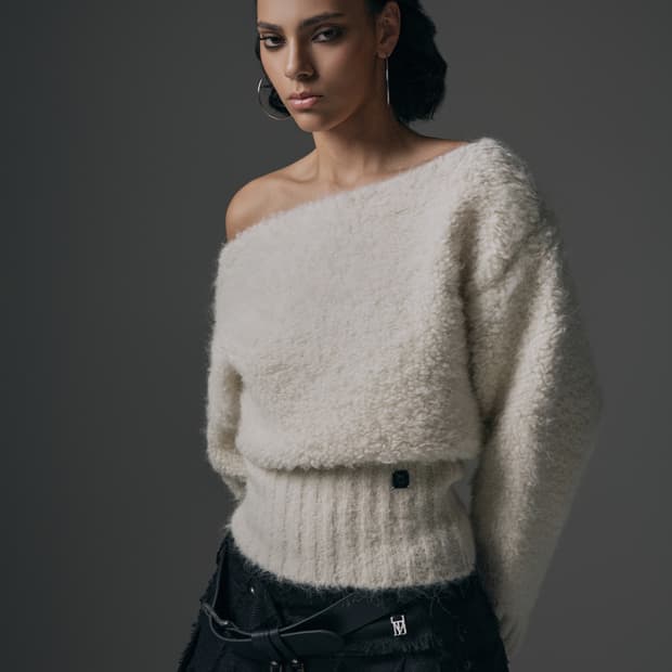 트리밍버드 알파카 부클 오프숄더 니트 아이보리